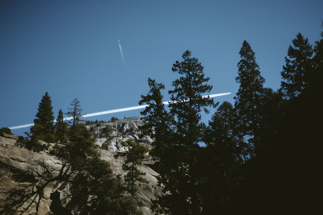 Jet vapor trail in Yosemite National Park